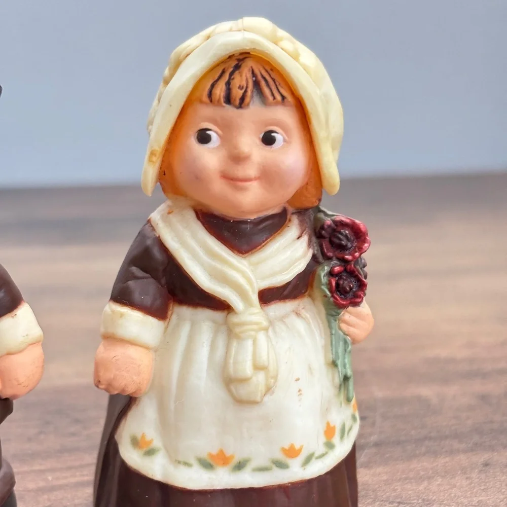 VINTAGE Hallmark Thanksgiving PILGRIM FIGURINES Boy Girl Salt Pepper Shakers Set